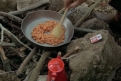 Immagine 8 - Uno sceriffo extraterrestre... poco extra e molto terrestre, Bud Spencer cucina i fagioli accendendo il fuoco con il pollice