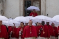 Immagine 10 - Conclave, immagini del film di Edward Berger con Ralph Fiennes, Stanley Tucci, John Lithgow, Isabella Rossellini