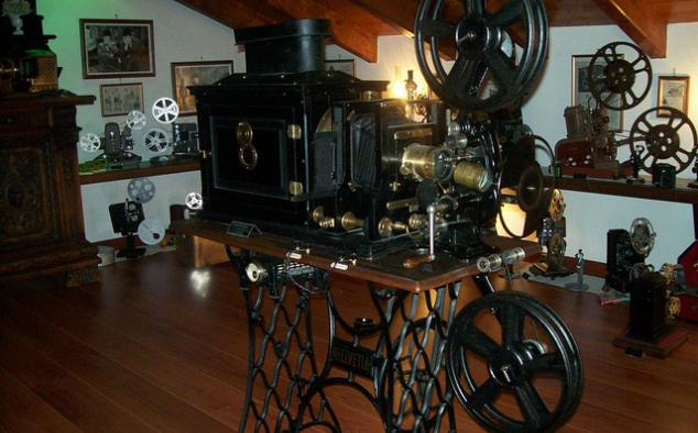 Immagine 6 - Proiettori cinematografici antichi
