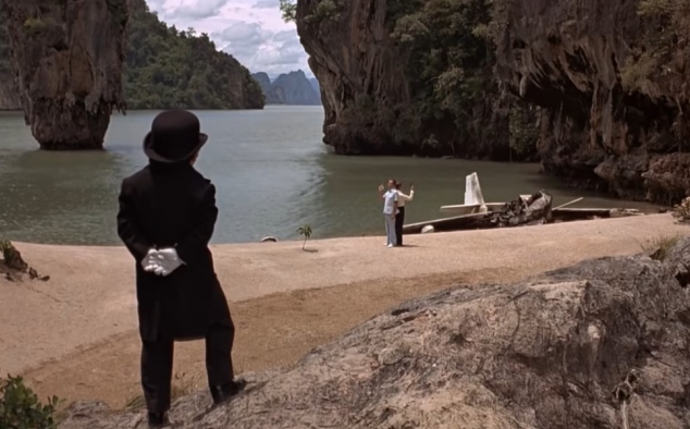 Immagine 7 - Agente 007 - L'uomo dalla pistola d'oro (1974), immagini del film di Guy Hamilton con Roger Moore, Christopher Lee, Maud Adams.
