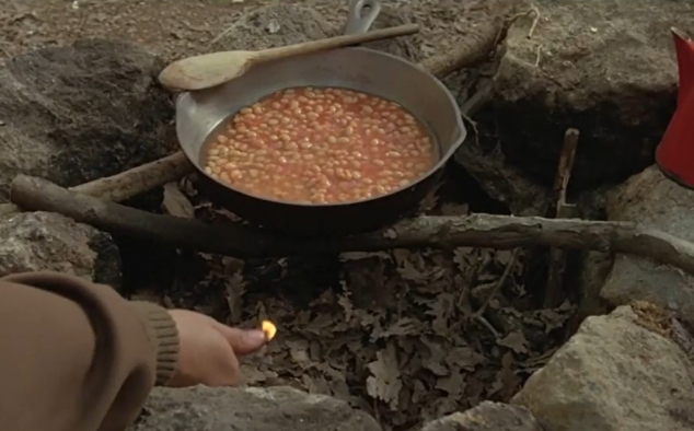 Immagine 22 - Uno sceriffo extraterrestre... poco extra e molto terrestre, Bud Spencer cucina i fagioli accendendo il fuoco con il pollice