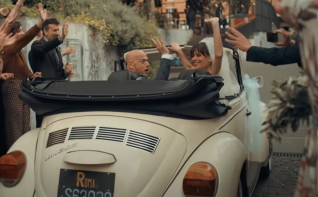 Immagine 1 - Per tutta la vita, immagini del film con Ambra Angiolini, Luca Bizzarri, Carolina Crescentini, Claudia Gerini