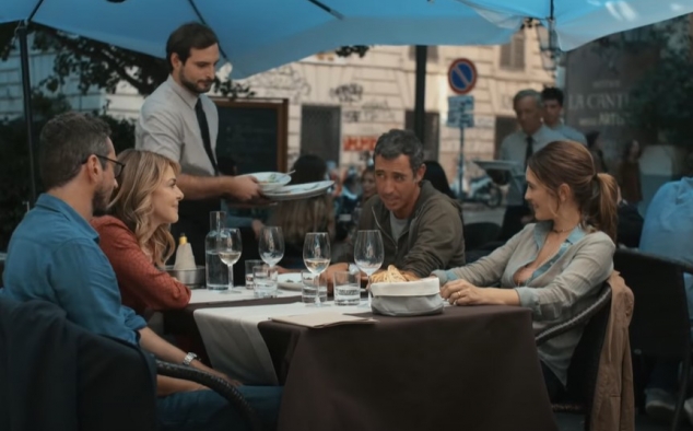 Immagine 3 - Per tutta la vita, immagini del film con Ambra Angiolini, Luca Bizzarri, Carolina Crescentini, Claudia Gerini
