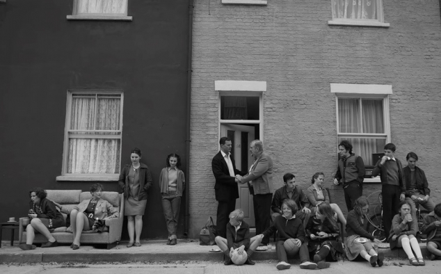 Immagine 15 - Belfast, immagini del film di Kenneth Branagh con Jamie Dornan, Jude Hill, Caitriona Balfe, Judi Dench