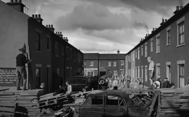 Immagine 10 - Belfast, immagini del film di Kenneth Branagh con Jamie Dornan, Jude Hill, Caitriona Balfe, Judi Dench
