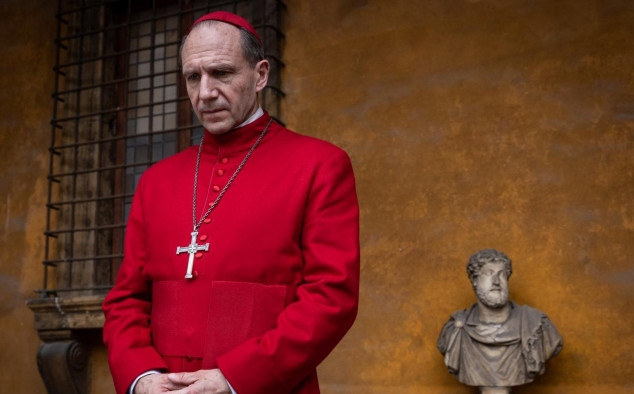 Immagine 2 - Conclave, immagini del film di Edward Berger con Ralph Fiennes, Stanley Tucci, John Lithgow, Isabella Rossellini