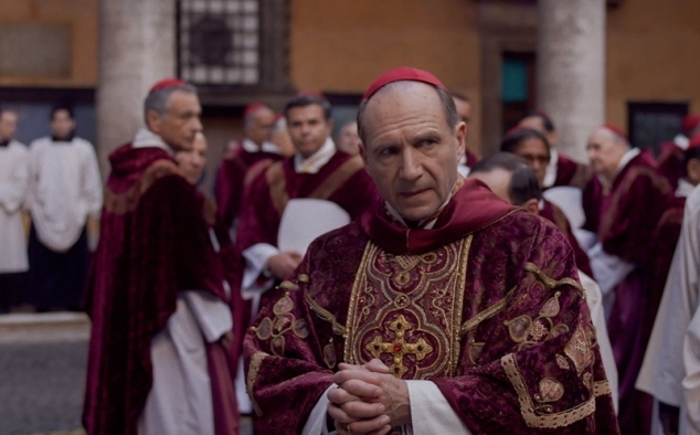 Immagine 14 - Conclave, immagini del film di Edward Berger con Ralph Fiennes, Stanley Tucci, John Lithgow, Isabella Rossellini