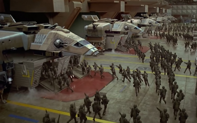 Immagine 25 - Starship Troopers - Fanteria dello Spazio (1997), foto e immagini del film fantascienza di Paul Verhoeven con Casper Van Dien