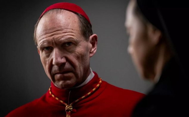 Immagine 19 - Conclave, immagini del film di Edward Berger con Ralph Fiennes, Stanley Tucci, John Lithgow, Isabella Rossellini