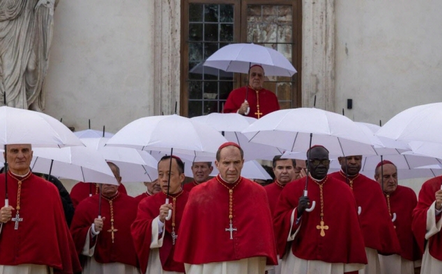 Immagine 10 - Conclave, immagini del film di Edward Berger con Ralph Fiennes, Stanley Tucci, John Lithgow, Isabella Rossellini