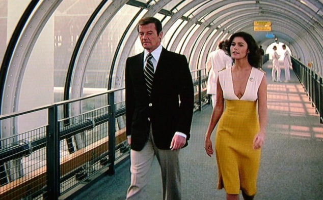 Immagine 23 - Agente 007 - Moonraker Operazione spazio (1979), immagini del film di Lewis Gilbert con Roger Moore, Lois Chiles, Michael Lonsda