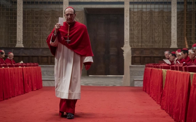 Immagine 4 - Conclave, immagini del film di Edward Berger con Ralph Fiennes, Stanley Tucci, John Lithgow, Isabella Rossellini