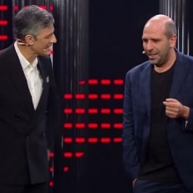 Checco Zalone da Fiorello in omaggio al bidet