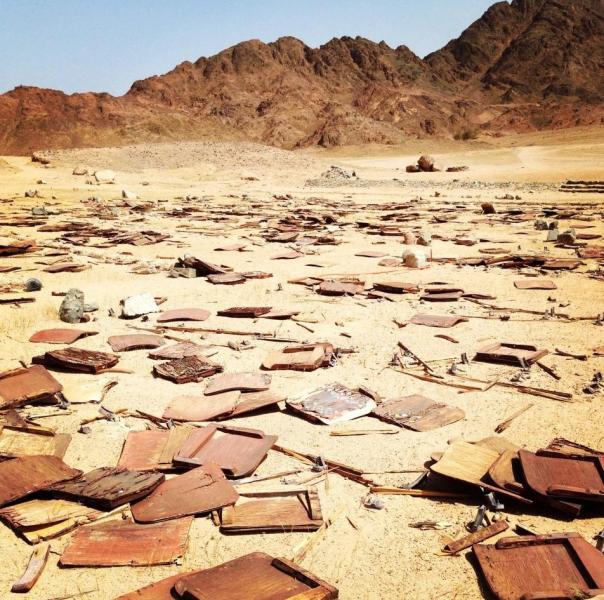 cinema deserto aperto strano