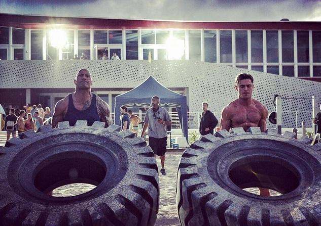 Baywatch Zac Efron Dwayne Johnson sfida