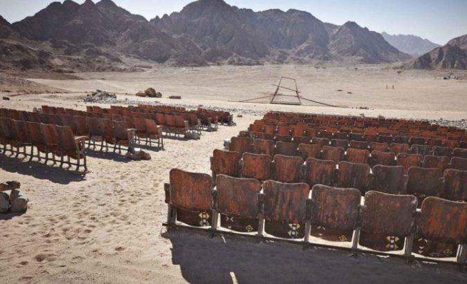 cinema deserto aperto strano