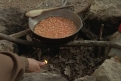 Immagine 22 - Uno sceriffo extraterrestre... poco extra e molto terrestre, Bud Spencer cucina i fagioli accendendo il fuoco con il pollice