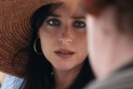 La Figlia Oscura, immagini del film di M. Gyllenhaal con Olivia Colman, Dakota Johnson, Peter Sarsgaard