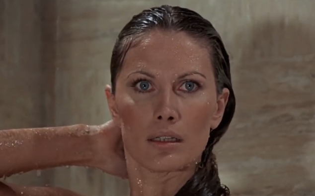 Immagine 1 - Agente 007 - L'uomo dalla pistola d'oro (1974), immagini del film di Guy Hamilton con Roger Moore, Christopher Lee, Maud Adams.