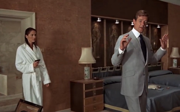 Immagine 2 - Agente 007 - L'uomo dalla pistola d'oro (1974), immagini del film di Guy Hamilton con Roger Moore, Christopher Lee, Maud Adams.