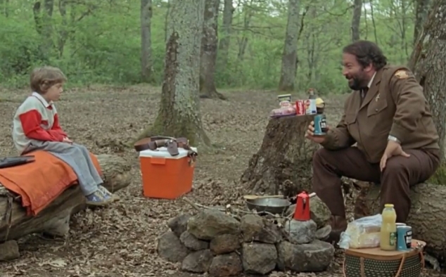 Immagine 2 - Uno sceriffo extraterrestre... poco extra e molto terrestre, Bud Spencer cucina i fagioli accendendo il fuoco con il pollice