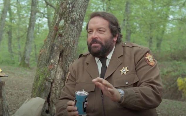 Immagine 4 - Uno sceriffo extraterrestre... poco extra e molto terrestre, Bud Spencer cucina i fagioli accendendo il fuoco con il pollice