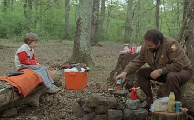 Immagine 5 - Uno sceriffo extraterrestre... poco extra e molto terrestre, Bud Spencer cucina i fagioli accendendo il fuoco con il pollice