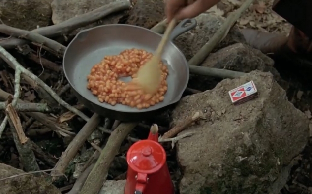 Immagine 8 - Uno sceriffo extraterrestre... poco extra e molto terrestre, Bud Spencer cucina i fagioli accendendo il fuoco con il pollice