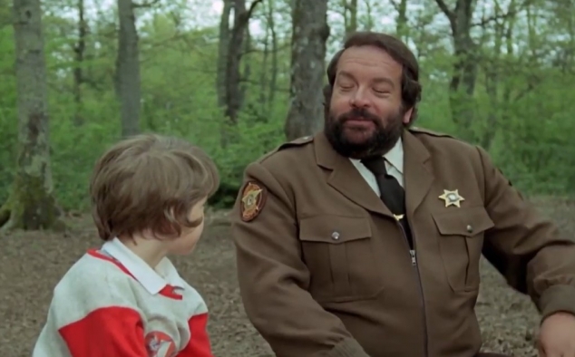 Immagine 1 - Uno sceriffo extraterrestre... poco extra e molto terrestre, Bud Spencer cucina i fagioli accendendo il fuoco con il pollice