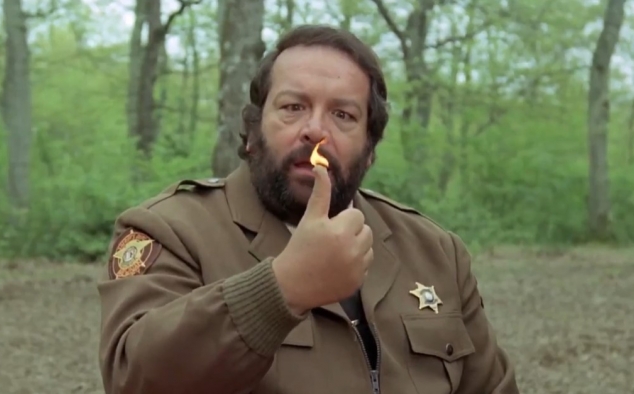 Immagine 14 - Uno sceriffo extraterrestre... poco extra e molto terrestre, Bud Spencer cucina i fagioli accendendo il fuoco con il pollice