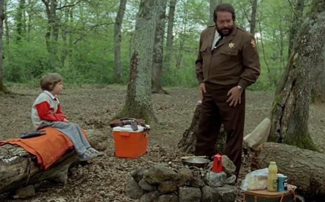 Immagine 16 - Uno sceriffo extraterrestre... poco extra e molto terrestre, Bud Spencer cucina i fagioli accendendo il fuoco con il pollice