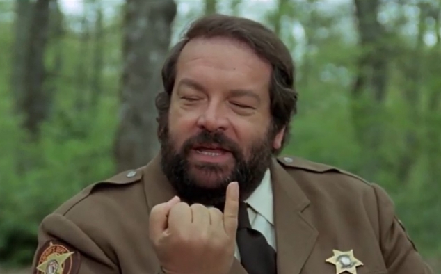 Immagine 17 - Uno sceriffo extraterrestre... poco extra e molto terrestre, Bud Spencer cucina i fagioli accendendo il fuoco con il pollice