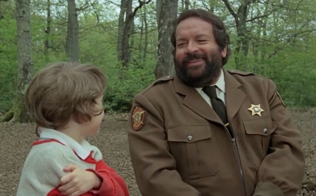 Immagine 20 - Uno sceriffo extraterrestre... poco extra e molto terrestre, Bud Spencer cucina i fagioli accendendo il fuoco con il pollice