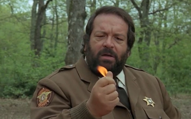 Immagine 19 - Uno sceriffo extraterrestre... poco extra e molto terrestre, Bud Spencer cucina i fagioli accendendo il fuoco con il pollice