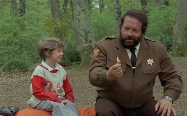 Immagine 21 - Uno sceriffo extraterrestre... poco extra e molto terrestre, Bud Spencer cucina i fagioli accendendo il fuoco con il pollice