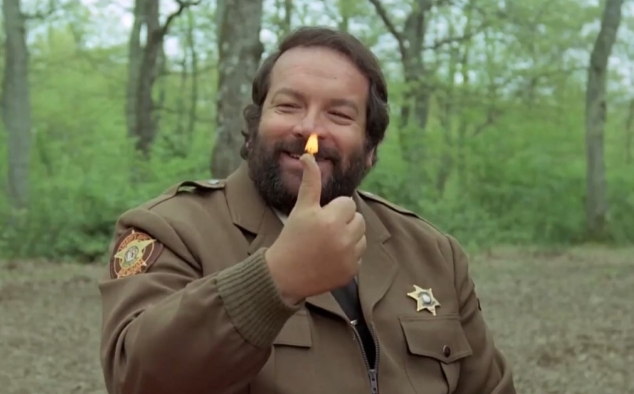 Immagine 7 - Uno sceriffo extraterrestre... poco extra e molto terrestre, Bud Spencer cucina i fagioli accendendo il fuoco con il pollice