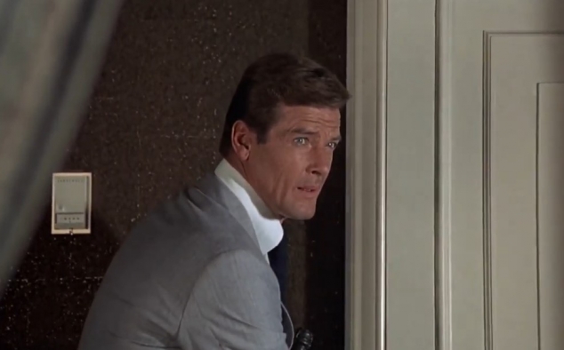 Immagine 16 - Agente 007 - L'uomo dalla pistola d'oro (1974), immagini del film di Guy Hamilton con Roger Moore, Christopher Lee, Maud Adams.