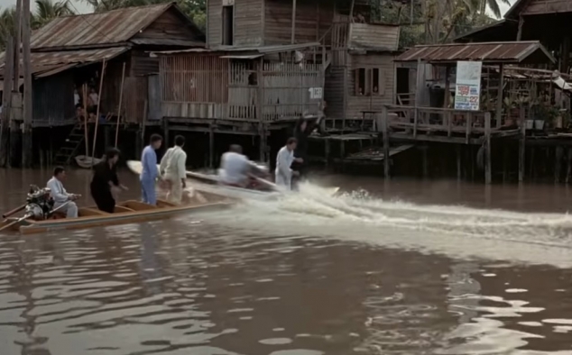 Immagine 27 - Agente 007 - L'uomo dalla pistola d'oro (1974), immagini del film di Guy Hamilton con Roger Moore, Christopher Lee, Maud Adams.