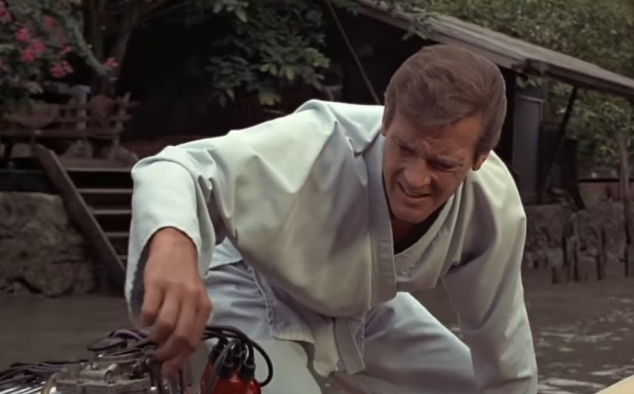 Immagine 22 - Agente 007 - L'uomo dalla pistola d'oro (1974), immagini del film di Guy Hamilton con Roger Moore, Christopher Lee, Maud Adams.