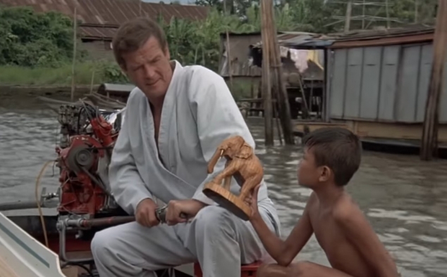 Immagine 24 - Agente 007 - L'uomo dalla pistola d'oro (1974), immagini del film di Guy Hamilton con Roger Moore, Christopher Lee, Maud Adams.