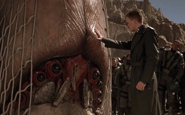 Immagine 28 - Starship Troopers - Fanteria dello Spazio (1997), foto e immagini del film fantascienza di Paul Verhoeven con Casper Van Dien