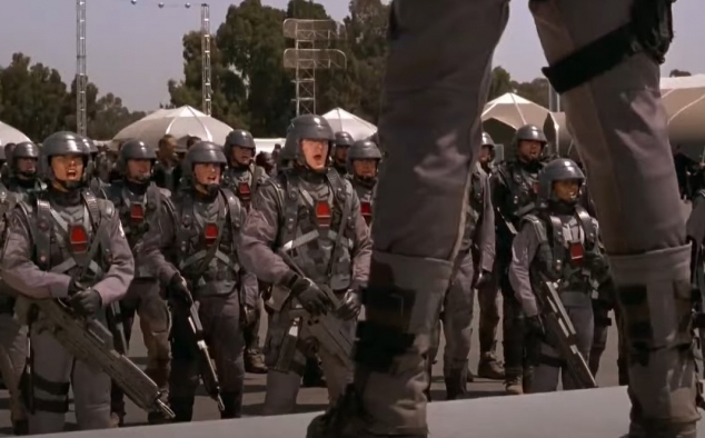 Immagine 9 - Starship Troopers - Fanteria dello Spazio (1997), foto e immagini del film fantascienza di Paul Verhoeven con Casper Van Dien