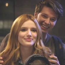 Il sole a mezzanotte, trama e trailer del film con Bella Thorne e Patrick Schwarzenegger